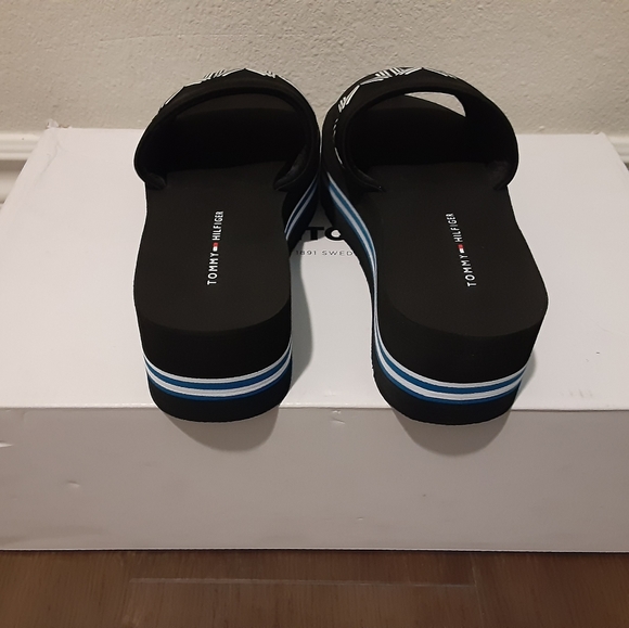 Tommy Hilfiger - Picture 2 of 3